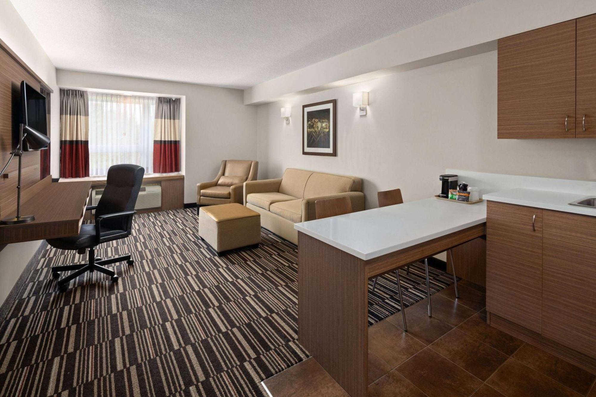 Microtel Inn & Suites By Wyndham Kirkland Lake Экстерьер фото