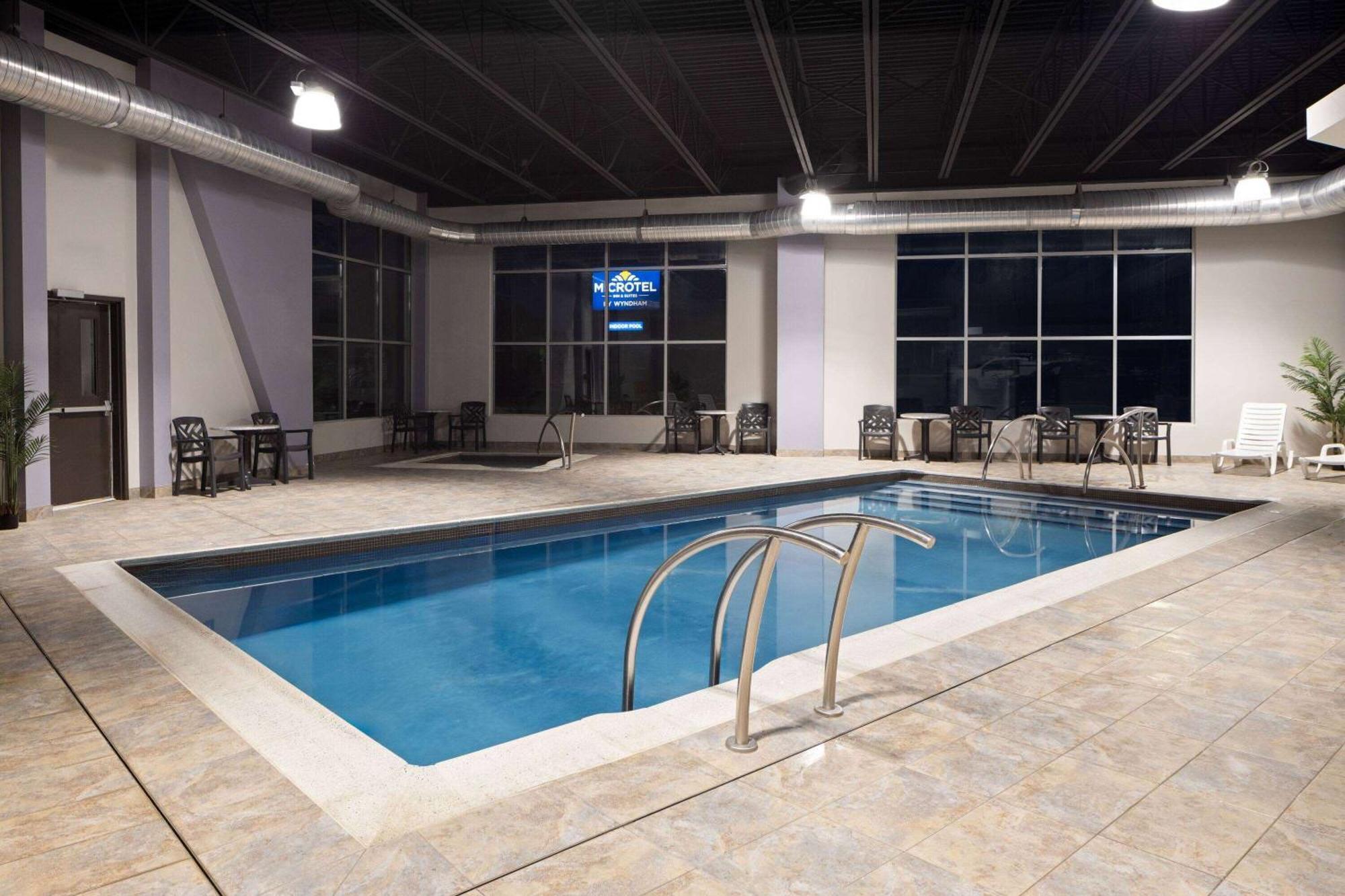 Microtel Inn & Suites By Wyndham Kirkland Lake Экстерьер фото