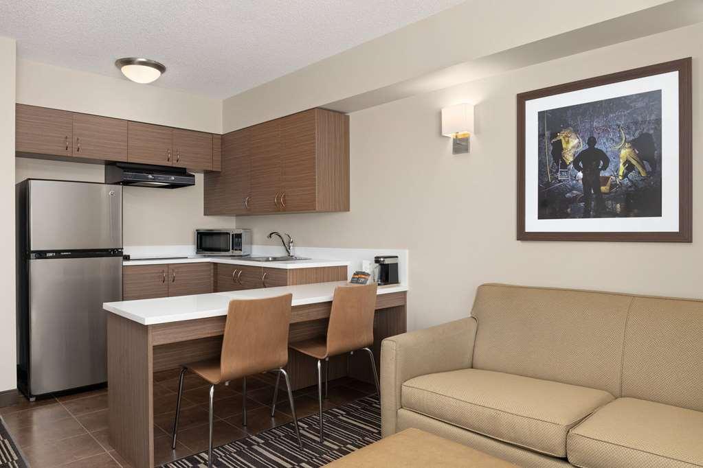 Microtel Inn & Suites By Wyndham Kirkland Lake Номер фото